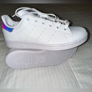BRAND NEW Adidas Stan Smith Sneakers Kids Size 4 White & Silver